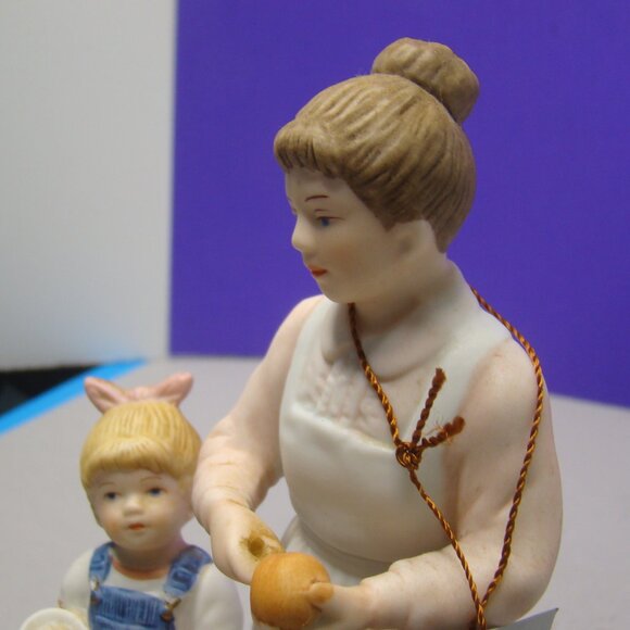 Homco Denim Days 8821 “Helping Mom” with tag Girl helping in Kitchen - Picture 7 of 16